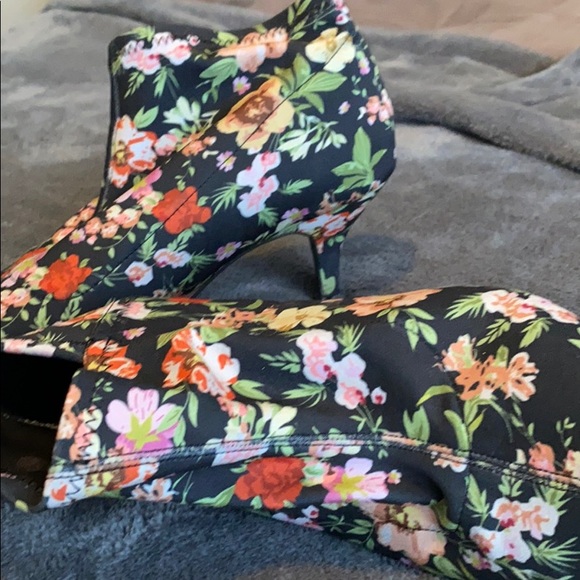 Heels - Picture 2 of 3